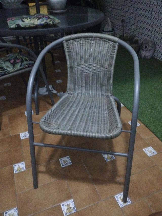 Silla gris plata 15 euros cada una, tengo cuatro