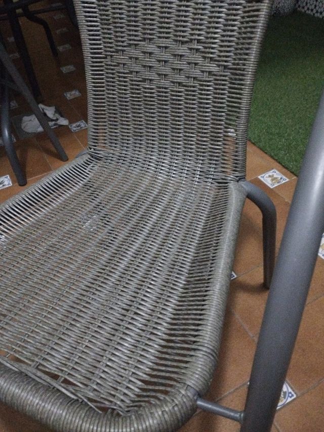 Silla gris plata 15 euros cada una, tengo cuatro
