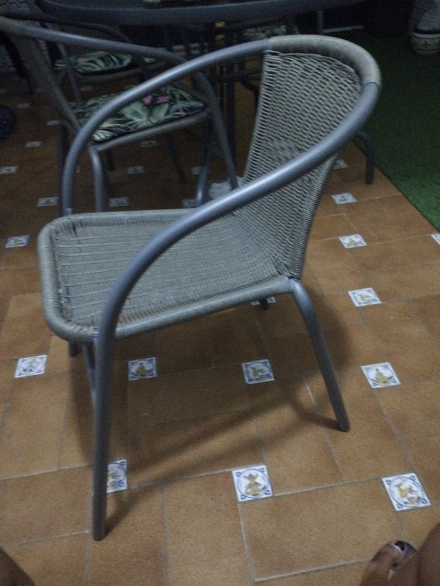 Silla gris plata 15 euros cada una, tengo cuatro