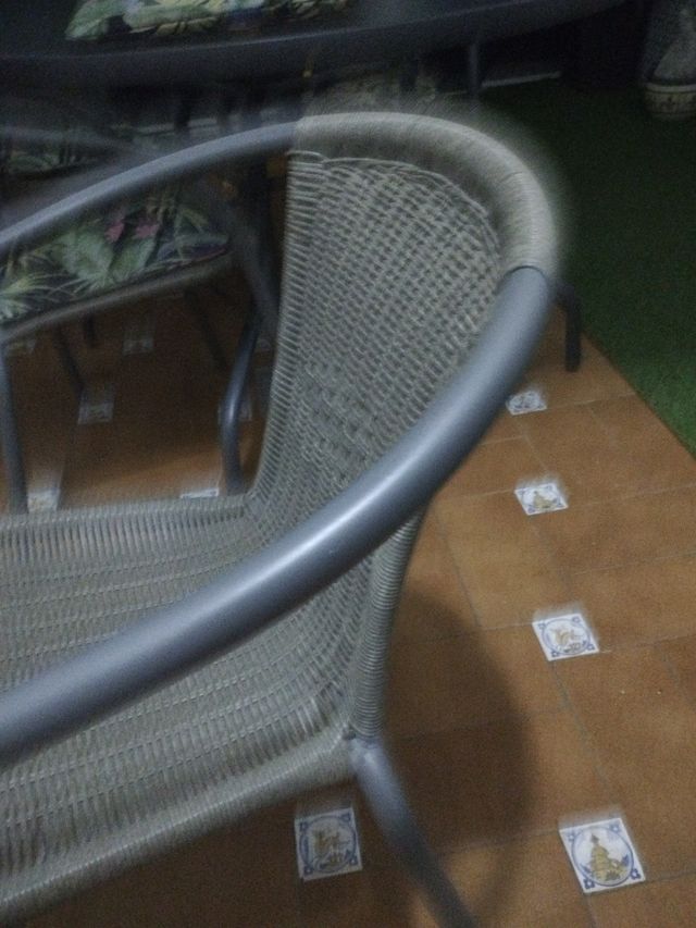 Silla gris plata 15 euros cada una, tengo cuatro