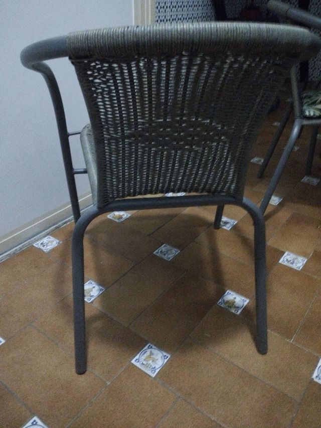 Silla gris plata 15 euros cada una, tengo cuatro
