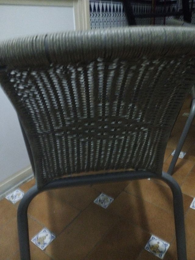 Silla gris plata 15 euros cada una, tengo cuatro