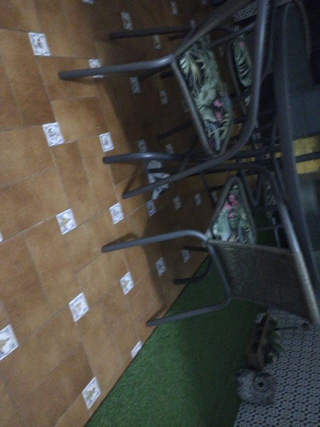 Silla gris plata 15 euros cada una, tengo cuatro