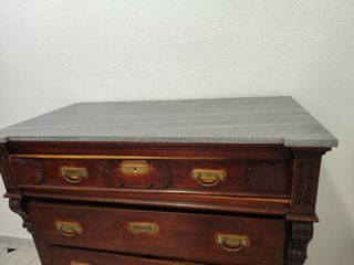 Cómoda antigua de madera y mármol