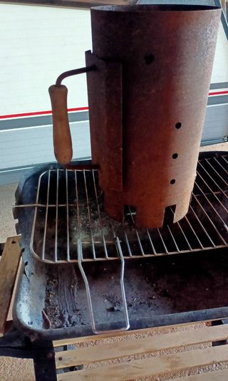 Barbacoa carbón ruedas y chimenea de encendido.