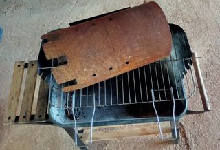 Barbacoa carbón ruedas y chimenea de encendido.