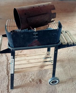Barbacoa carbón ruedas y chimenea de encendido.