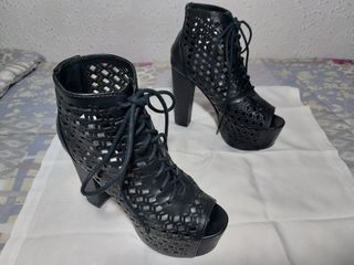 Sandalias negras con estilo, tacón alto