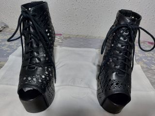 Sandalias negras con estilo, tacón alto