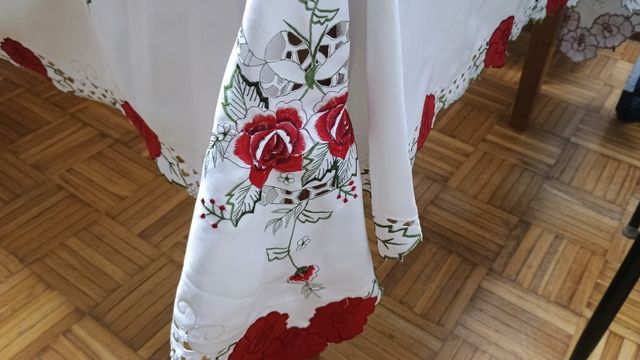 Mantel bordado  rojo, blanco