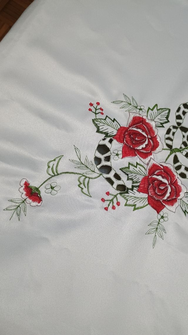 Mantel bordado  rojo, blanco