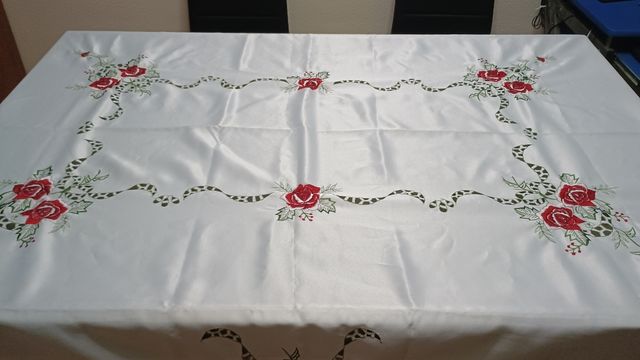 Mantel bordado  rojo, blanco