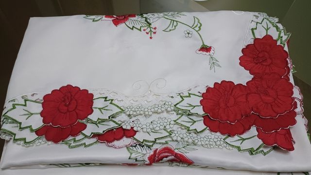 Mantel bordado  rojo, blanco