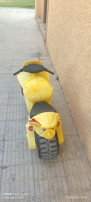 Moto correpasillos infantil amarilla