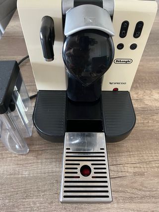 Cafetera Nespresso De'Longhi Lattissima