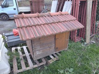 Cuccia legno per cani - rossa e marrone
