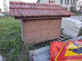 Cuccia legno per cani - rossa e marrone