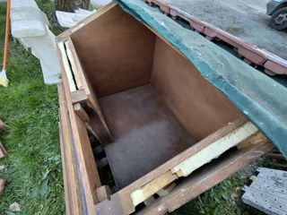 Cuccia legno per cani - rossa e marrone