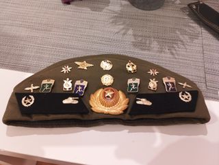 Gorra militar soviética con insignias