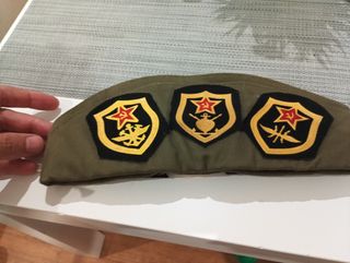 Gorra militar soviética con insignias