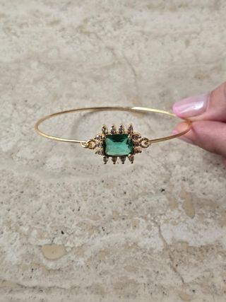 Preciosa pulsera dorada con pieza verde