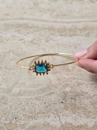 Preciosa pulsera dorada con pieza azul