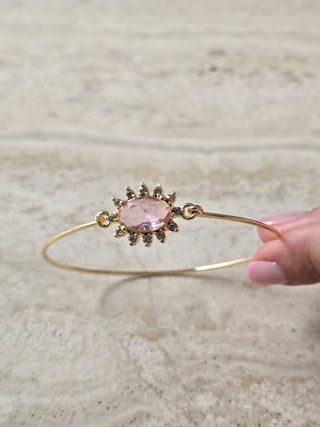 Preciosa pulsera dorada con pieza rosa
