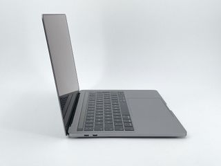 MacBook Pro 13" (2018) Intel Core i5 2.3GHz 4 núcleos - SSD 256GB - 16GB RAM - Gris Espacial