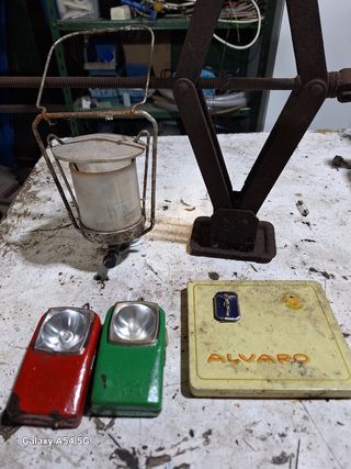 Antiguedades: Linterna, Gato y Caja