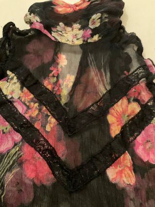 Blusa floral negra