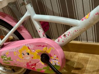 Bicleta infantil rosa con estampado deprincesas
