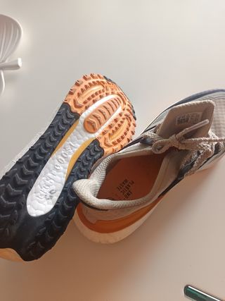 Adidas zapatillas beige-naranja. Traboo