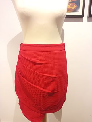 Falda roja asimétrica.