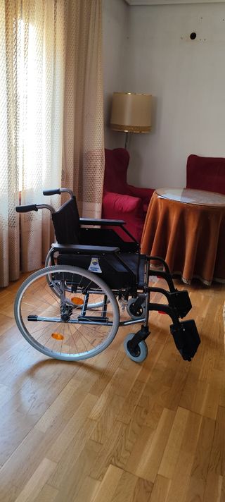 Silla de ruedas ancho especial.
