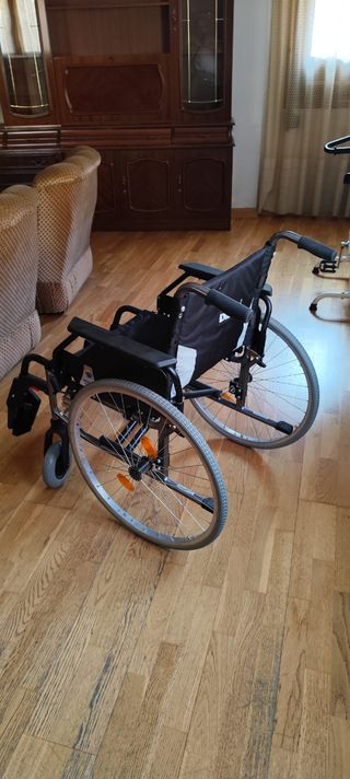 Silla de ruedas ancho especial.