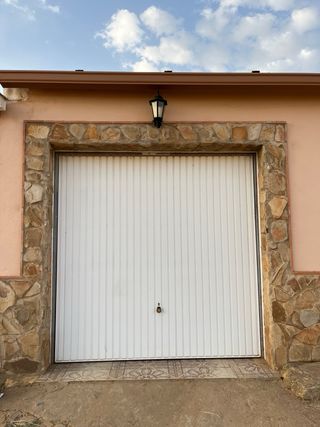 Puerta garaje blanca - Roca