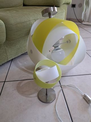 Lampada e Bajour  moderna gialla e bianca.  