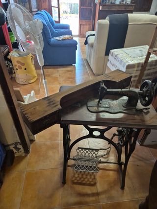Máquina coser antigua de metal y madera