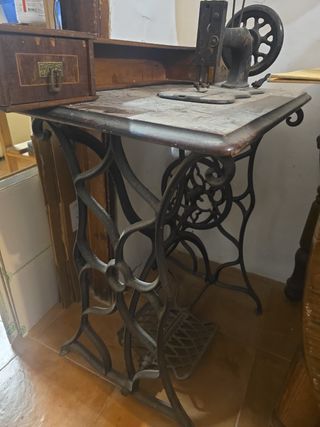 Máquina coser antigua de metal y madera