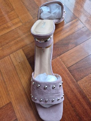 Sandalias Lila con tachuelas. Nuevas.N°39