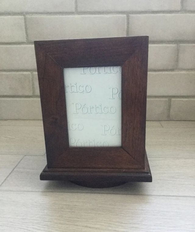 Porta fotos. Álbum de fotos giratorio madera.