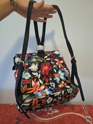 Bolso / mochila negra con estampado flores