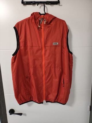 Chaleco rojo impermeable con capucha