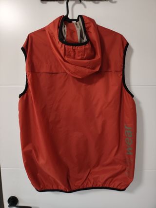 Chaleco rojo impermeable con capucha