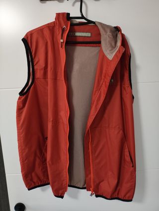 Chaleco rojo impermeable con capucha