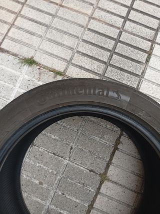Neumático Continental usado,235/45/18-98Y.




