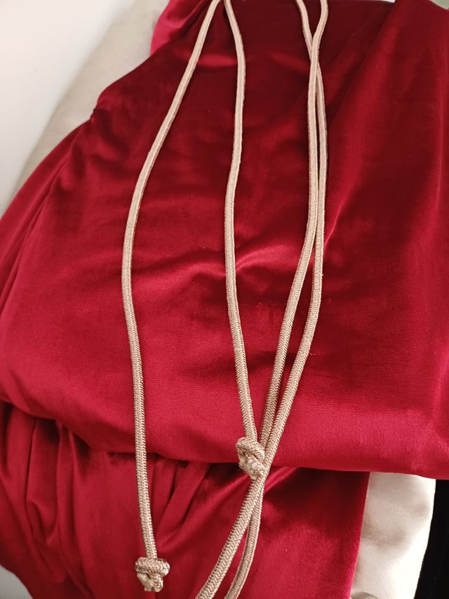 Túnica terciopelo roja bordada par cristos hasta 1