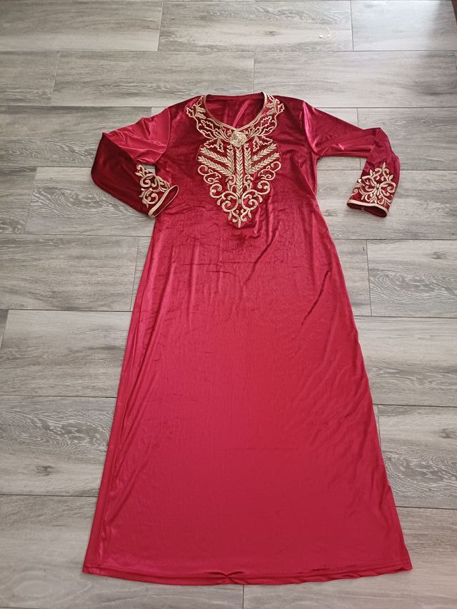 Túnica terciopelo roja bordada par cristos hasta 1