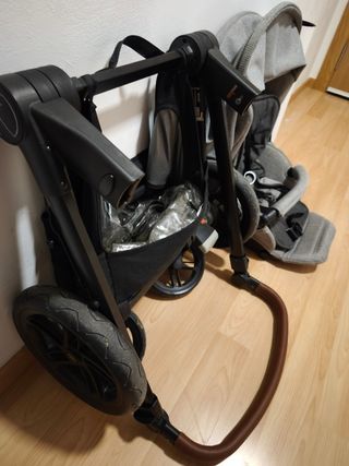 Carrito bebé ligero gris con capazo y sillita