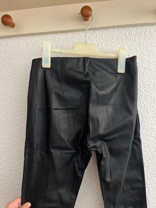 Pantalones cuero sintético negros